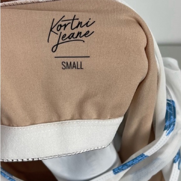 Kortni Jeane Blue Pineapple Print top Size Small - Picture 3 of 4